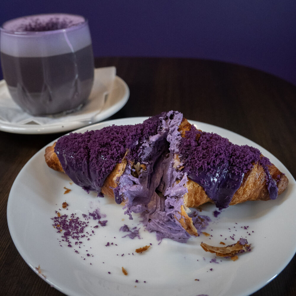 Filippinsk ube fika på café i Stockholm