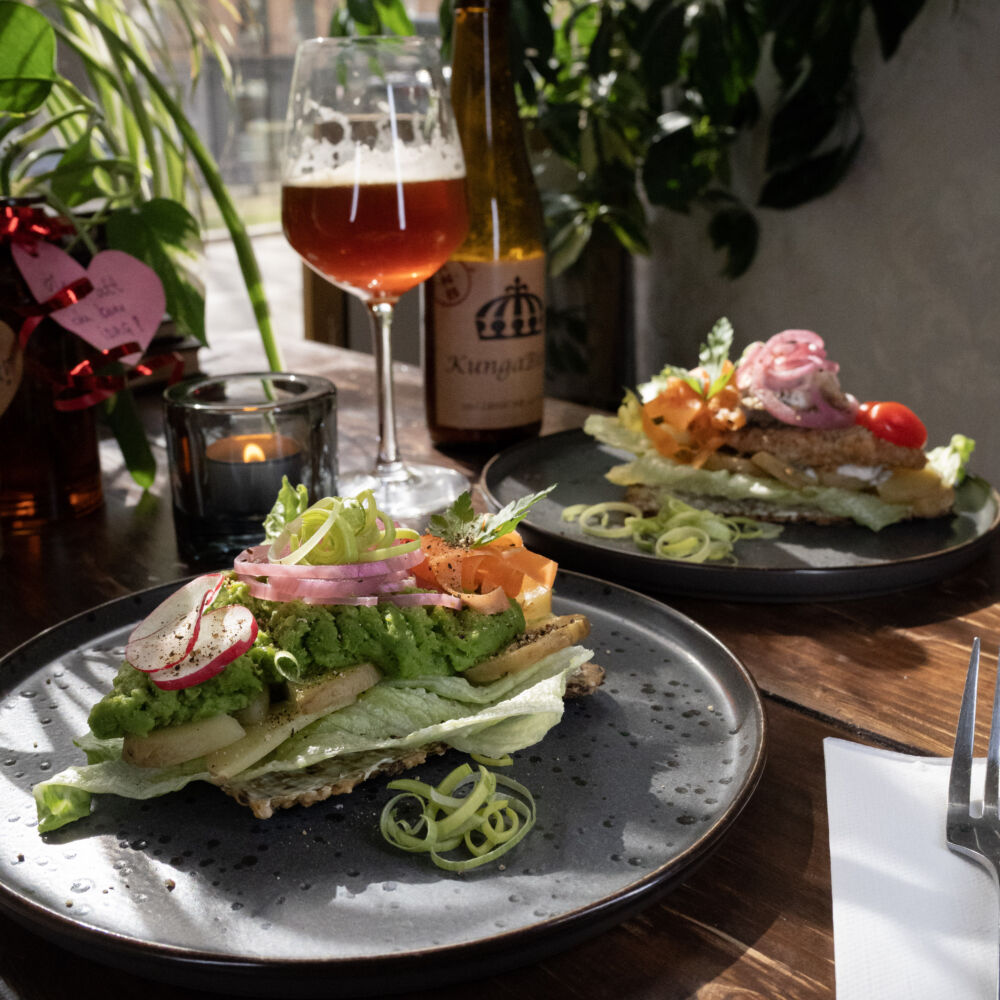 Swedish fika med knäckebröd och strömming på café i Stockholm