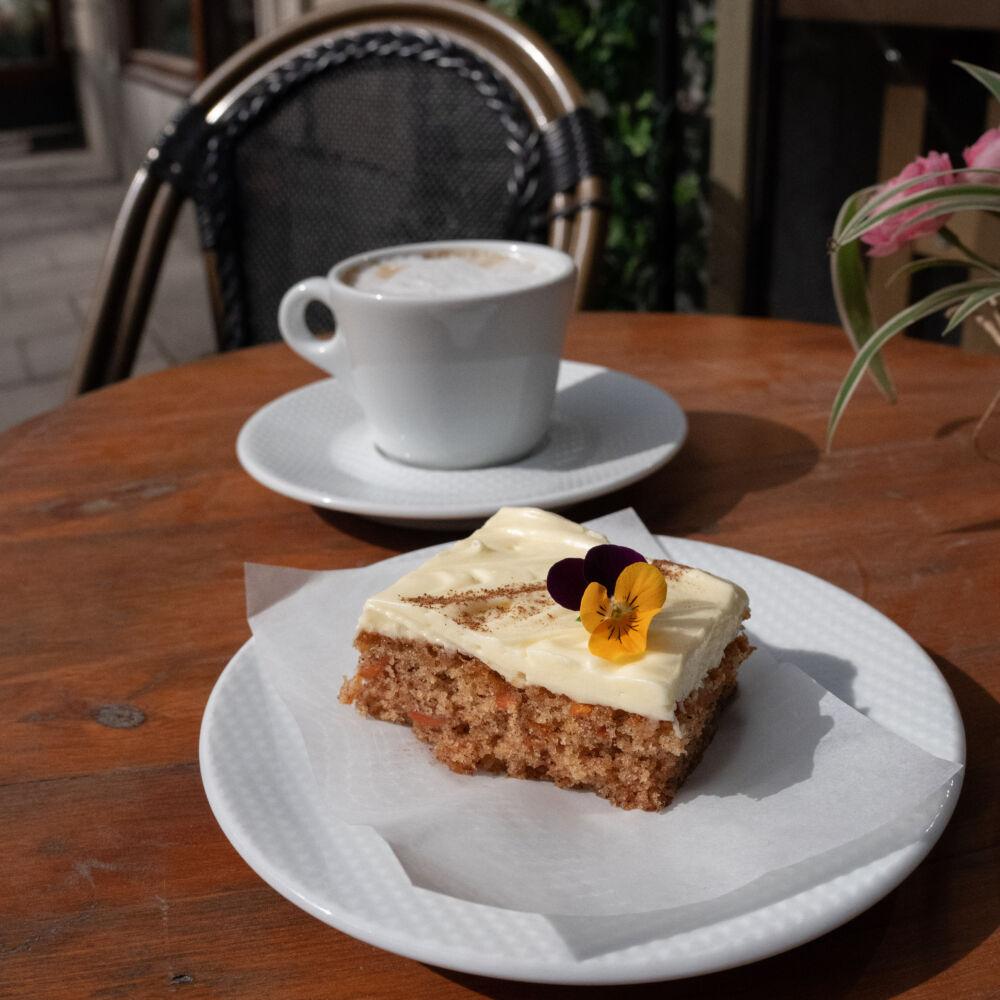 Swedish fika med morotskaka på café i Stockholm